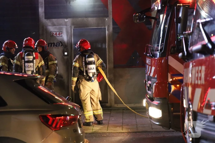 Deur en gevel zwartgeblakerd na explosie