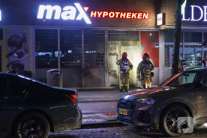 Deur en gevel zwartgeblakerd na explosie