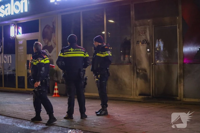 Deur en gevel zwartgeblakerd na explosie