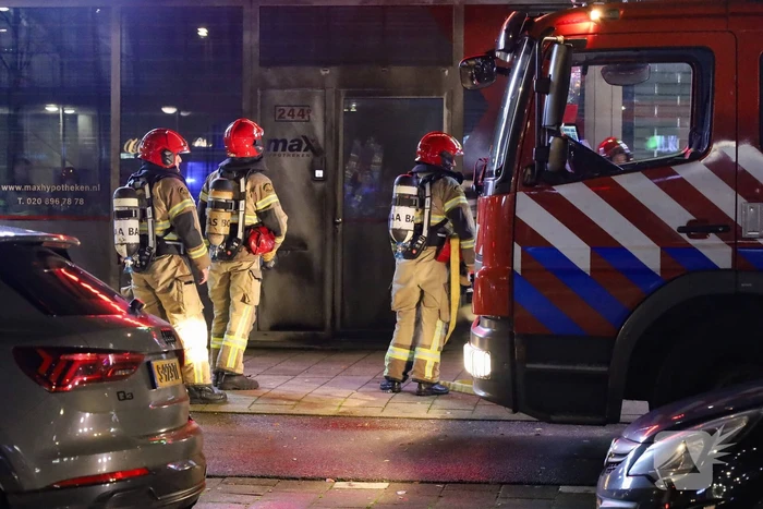 Deur en gevel zwartgeblakerd na explosie