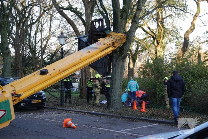 Verreiker valt om een persoon zwaargewond