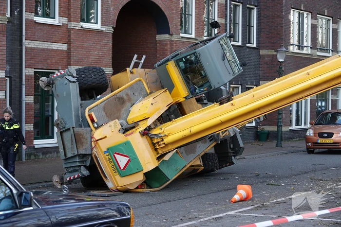 Verreiker valt om een persoon zwaargewond