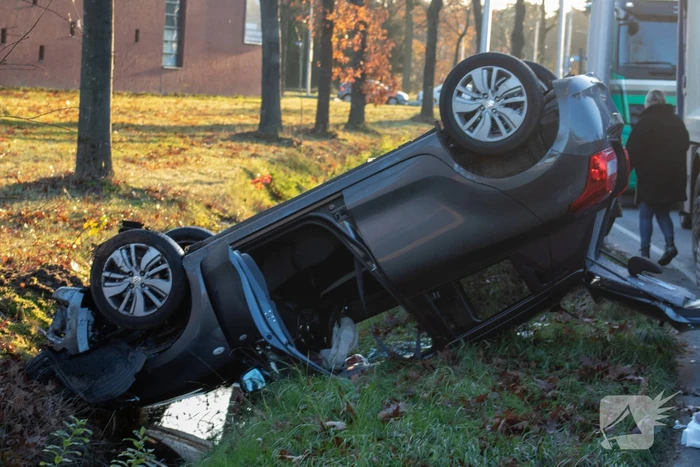 Auto op zijn kop na aanrijding met vrachtwagen