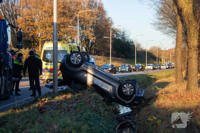 Auto op zijn kop na aanrijding met vrachtwagen