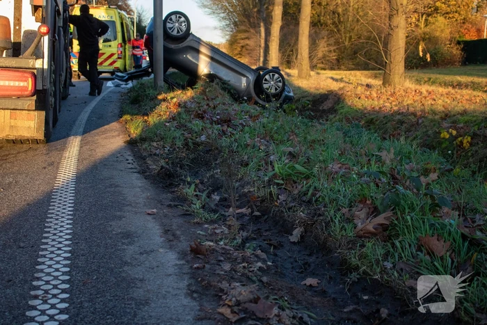Auto op zijn kop na aanrijding met vrachtwagen