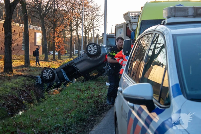 Auto op zijn kop na aanrijding met vrachtwagen
