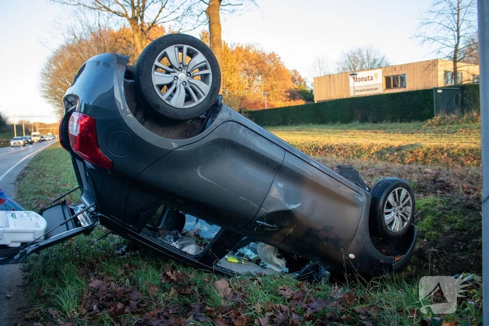 Auto op zijn kop na aanrijding met vrachtwagen