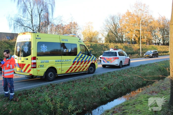 Auto op zijn kop na aanrijding met vrachtwagen