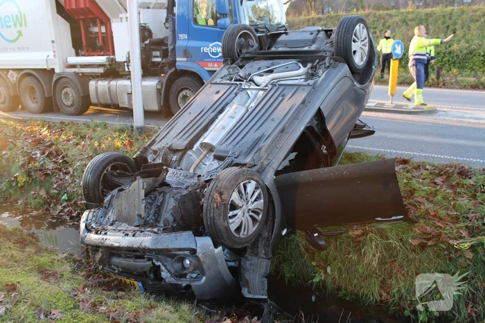 Auto op zijn kop na aanrijding met vrachtwagen