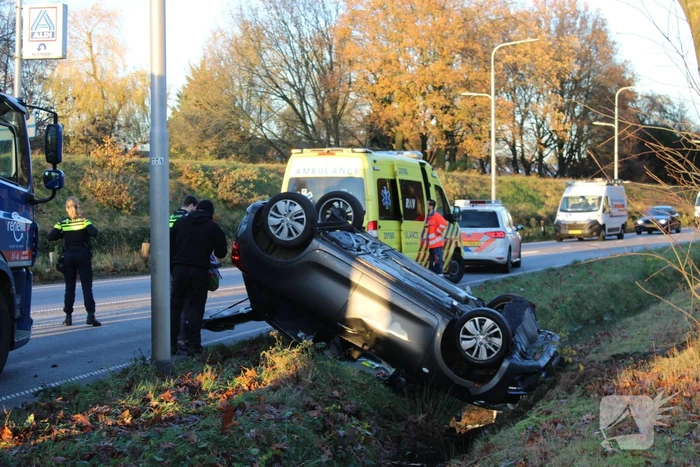 Auto op zijn kop na aanrijding met vrachtwagen