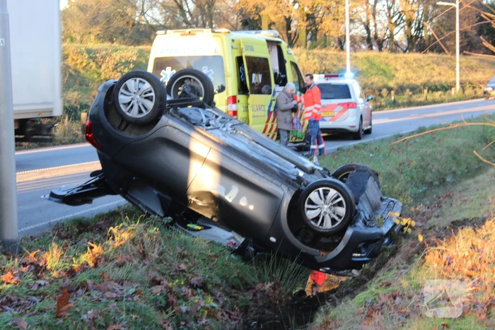 Auto op zijn kop na aanrijding met vrachtwagen