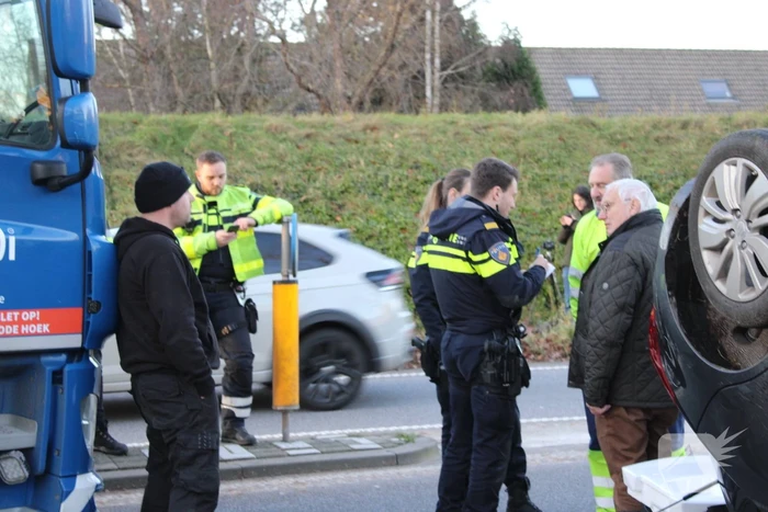 Auto op zijn kop na aanrijding met vrachtwagen