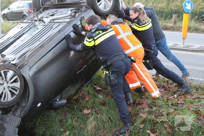 Auto op zijn kop na aanrijding met vrachtwagen