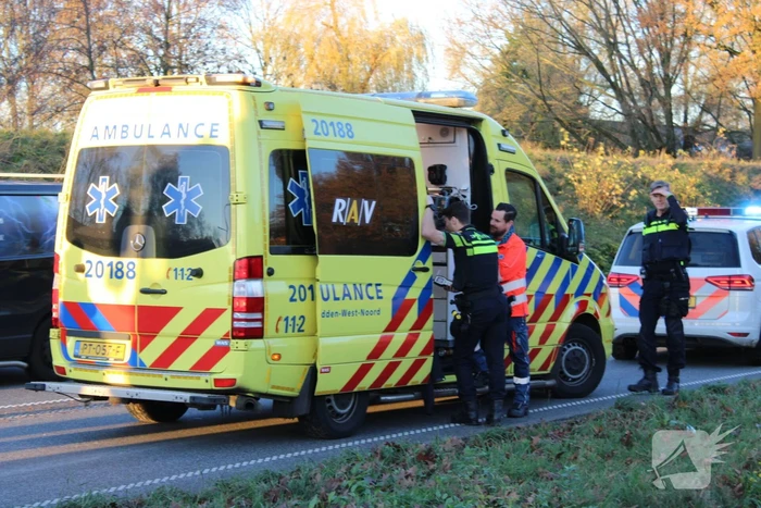 Auto op zijn kop na aanrijding met vrachtwagen
