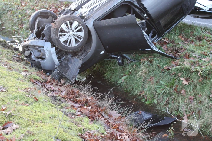Auto op zijn kop na aanrijding met vrachtwagen