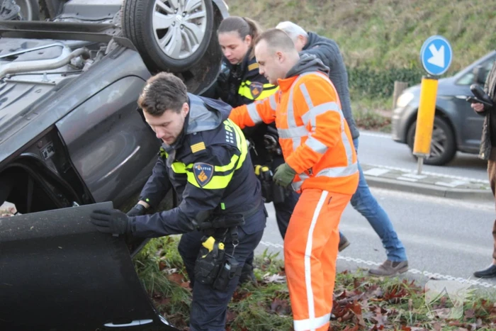 Auto op zijn kop na aanrijding met vrachtwagen