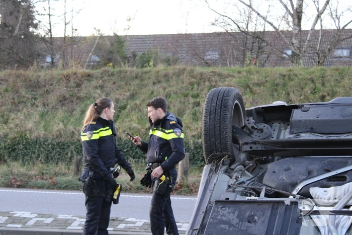Auto op zijn kop na aanrijding met vrachtwagen