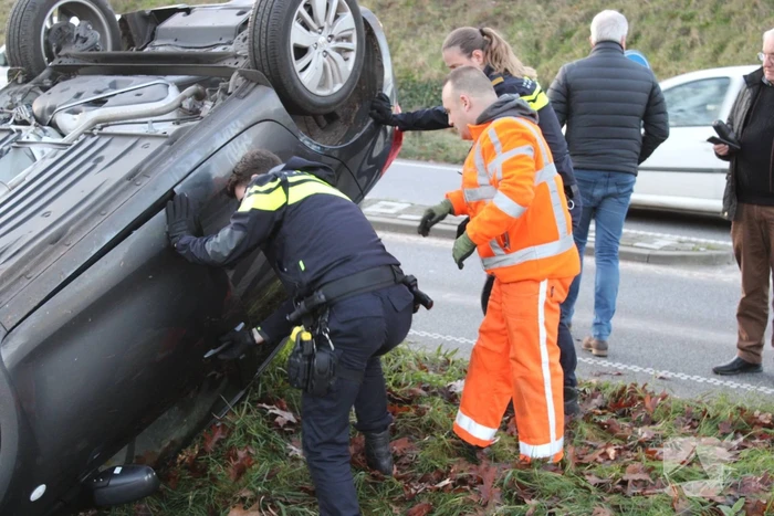 Auto op zijn kop na aanrijding met vrachtwagen