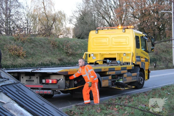 Auto op zijn kop na aanrijding met vrachtwagen