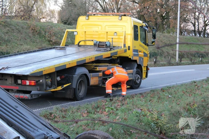 Auto op zijn kop na aanrijding met vrachtwagen