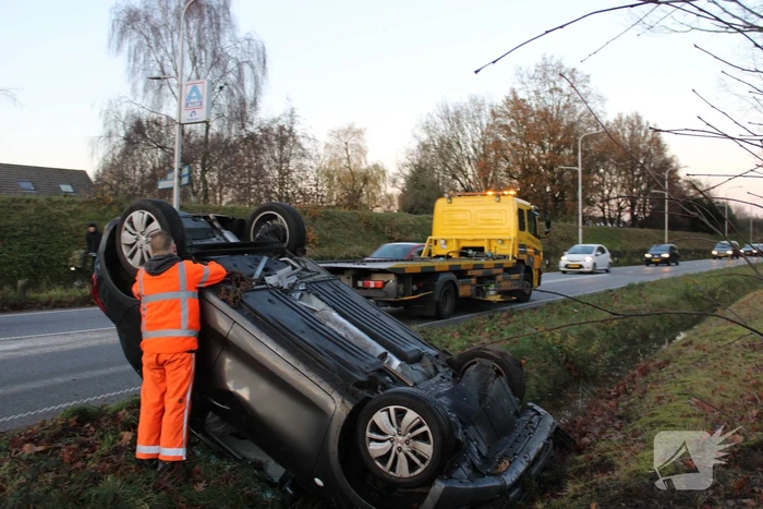 Auto op zijn kop na aanrijding met vrachtwagen
