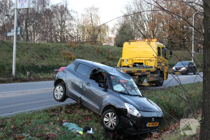 Auto op zijn kop na aanrijding met vrachtwagen