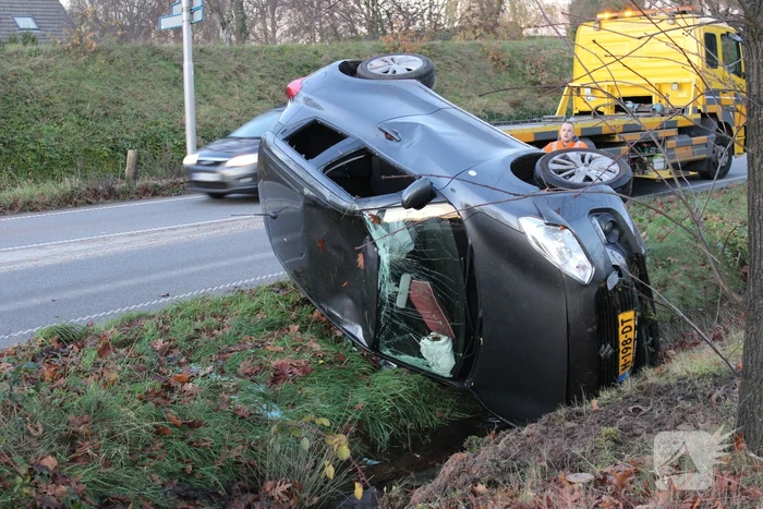 Auto op zijn kop na aanrijding met vrachtwagen