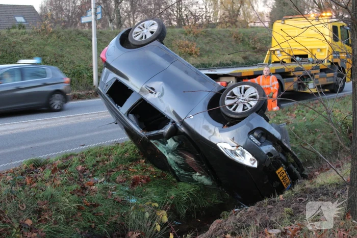 Auto op zijn kop na aanrijding met vrachtwagen
