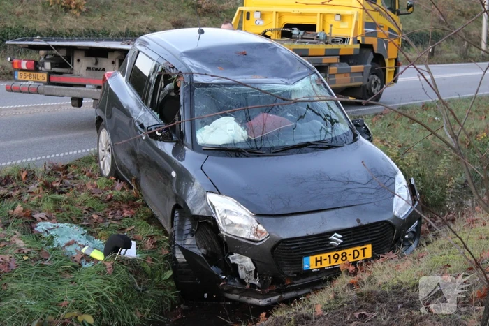Auto op zijn kop na aanrijding met vrachtwagen