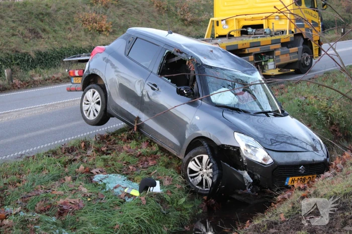Auto op zijn kop na aanrijding met vrachtwagen