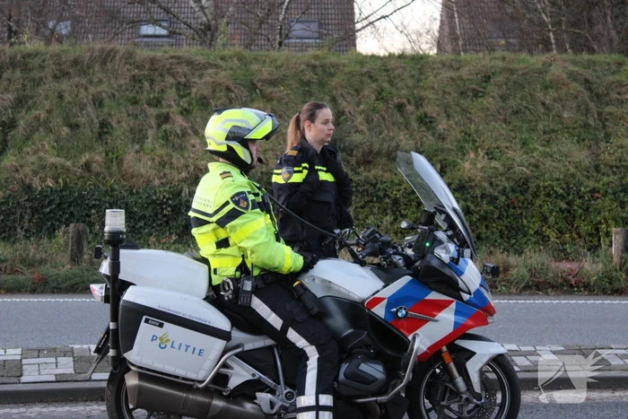 Auto op zijn kop na aanrijding met vrachtwagen