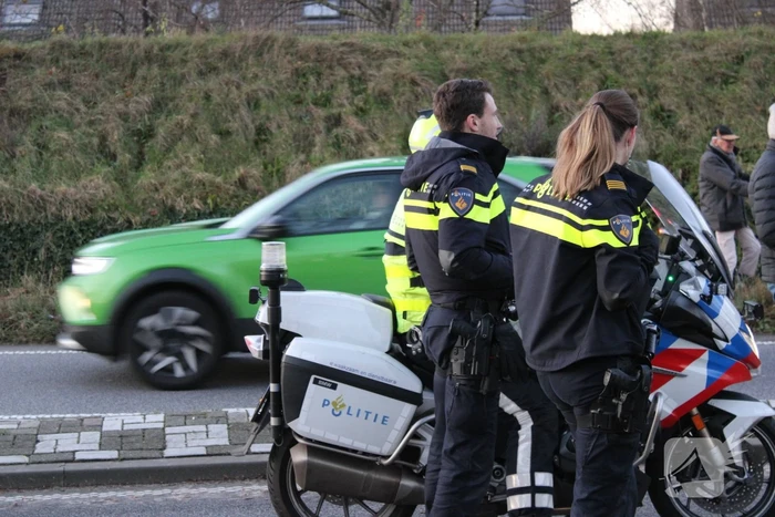 Auto op zijn kop na aanrijding met vrachtwagen