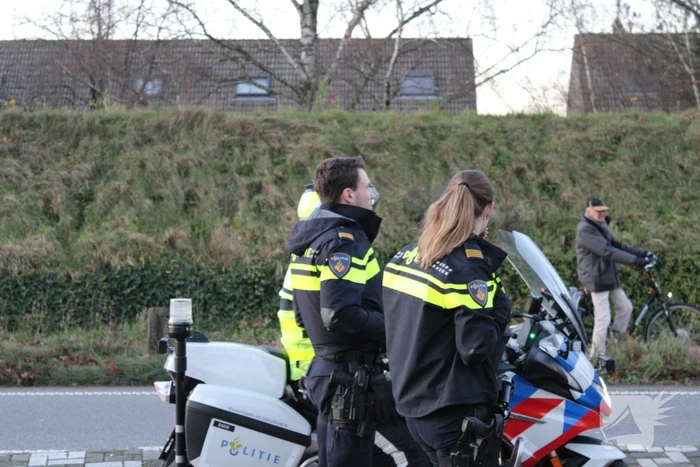 Auto op zijn kop na aanrijding met vrachtwagen