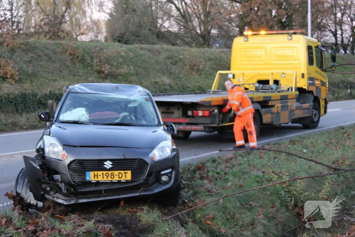Auto op zijn kop na aanrijding met vrachtwagen