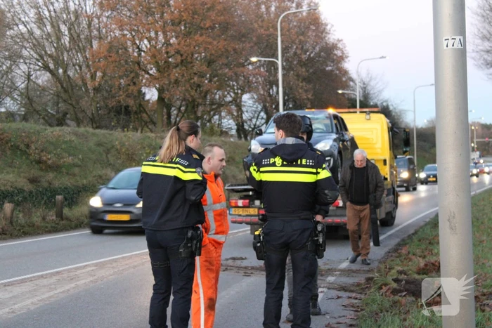 Auto op zijn kop na aanrijding met vrachtwagen