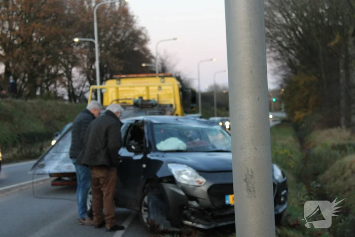 Auto op zijn kop na aanrijding met vrachtwagen