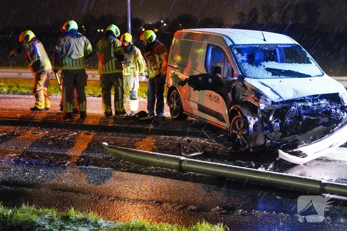 Automobilist verliest macht over stuur en botst op lantaarnpaal
