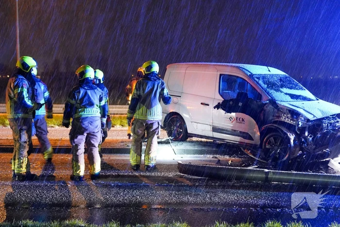 Automobilist verliest macht over stuur en botst op lantaarnpaal