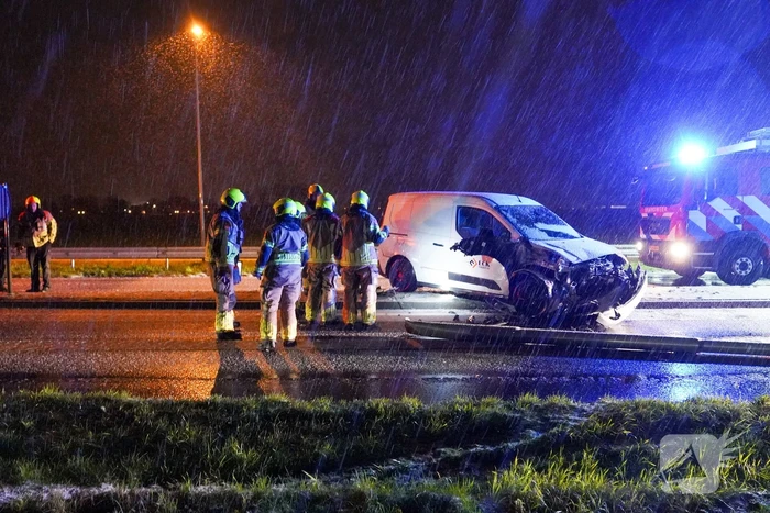 Automobilist verliest macht over stuur en botst op lantaarnpaal