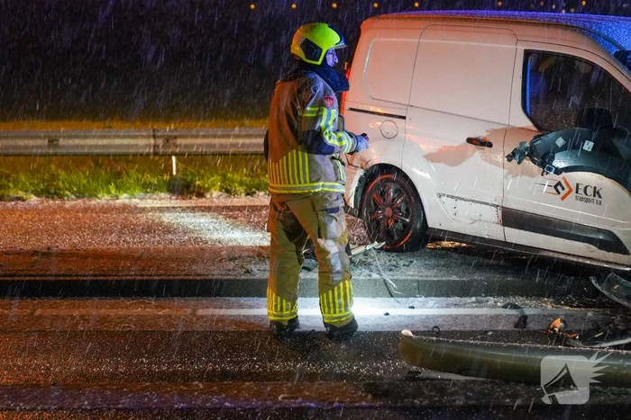 Automobilist verliest macht over stuur en botst op lantaarnpaal
