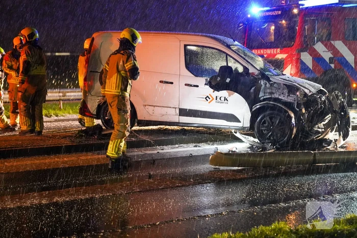 Automobilist verliest macht over stuur en botst op lantaarnpaal