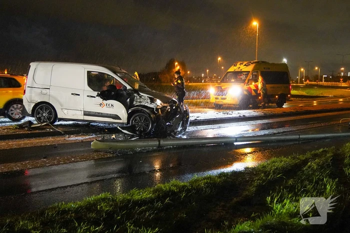 Automobilist verliest macht over stuur en botst op lantaarnpaal