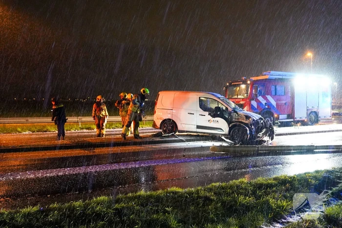 Automobilist verliest macht over stuur en botst op lantaarnpaal