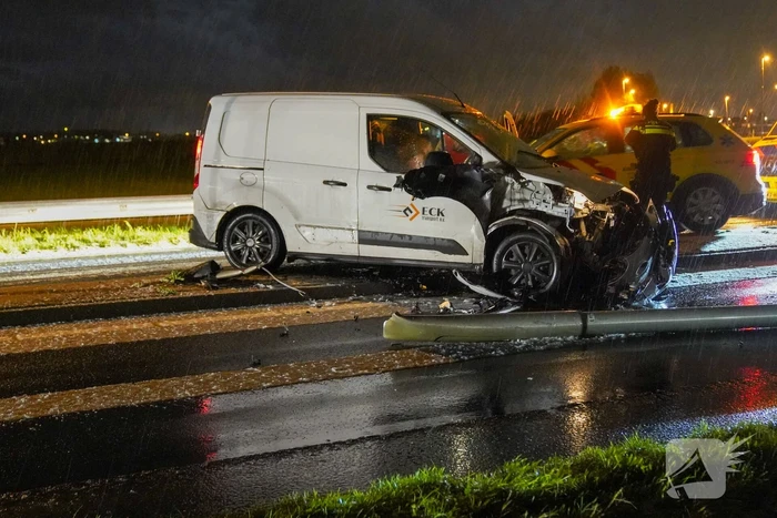 Automobilist verliest macht over stuur en botst op lantaarnpaal