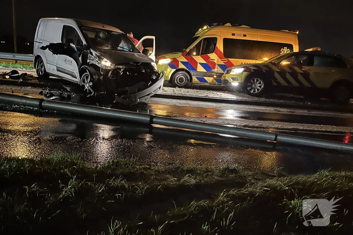 Automobilist verliest macht over stuur en botst op lantaarnpaal