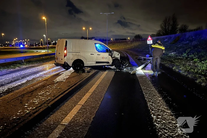 Automobilist verliest macht over stuur en botst op lantaarnpaal