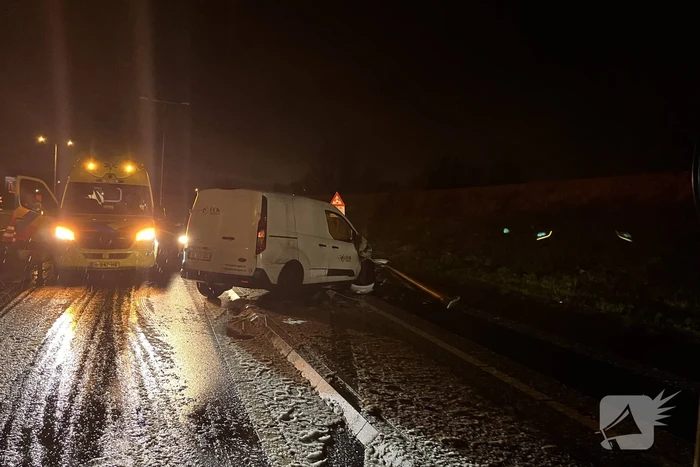 Automobilist verliest macht over stuur en botst op lantaarnpaal