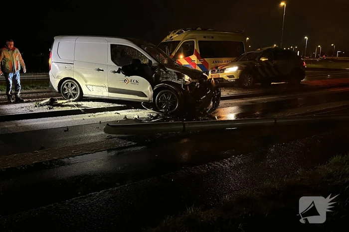 Automobilist verliest macht over stuur en botst op lantaarnpaal