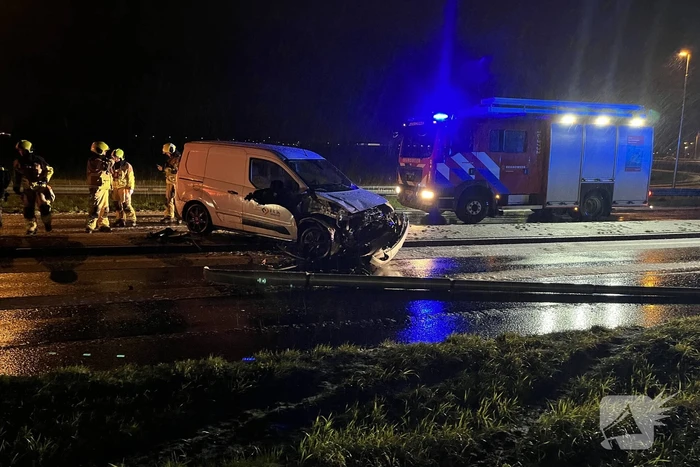 Automobilist verliest macht over stuur en botst op lantaarnpaal
