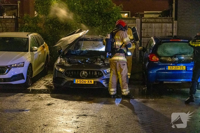 Straat afgezet vanwege autobrand